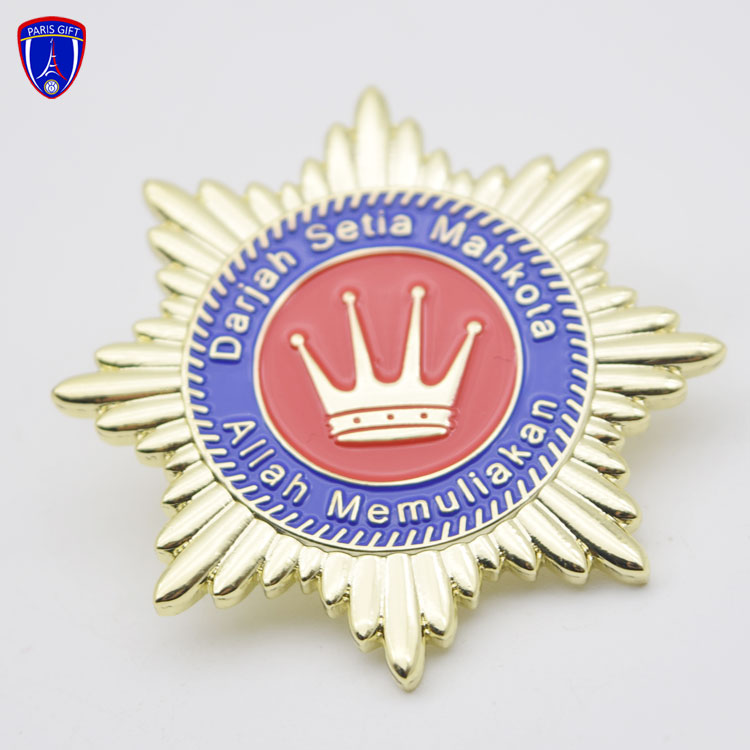 Singapore Cosplay hinged lapel pin with crown design