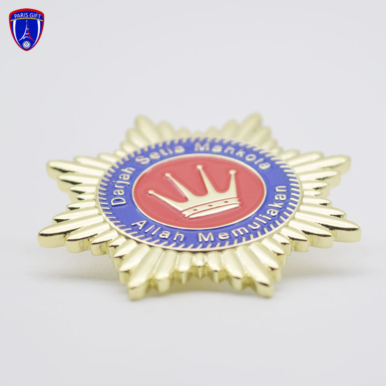 Singapore Cosplay hinged lapel pin with crown design